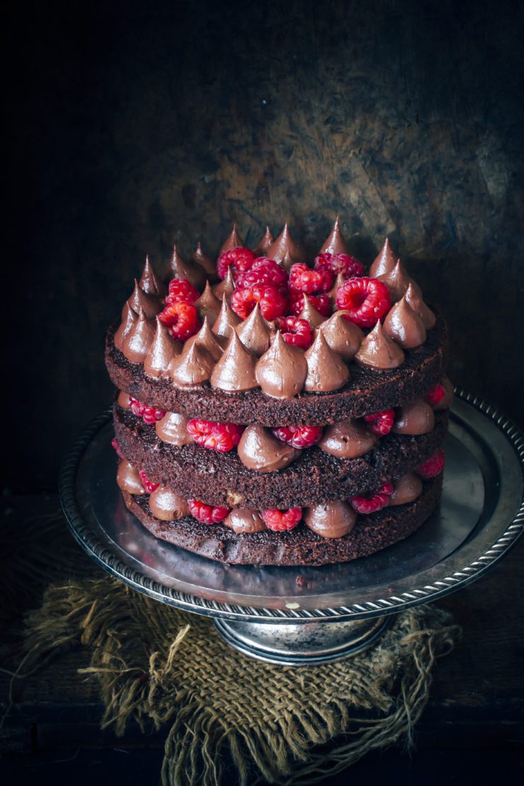 easy chocolate cake with raspberries