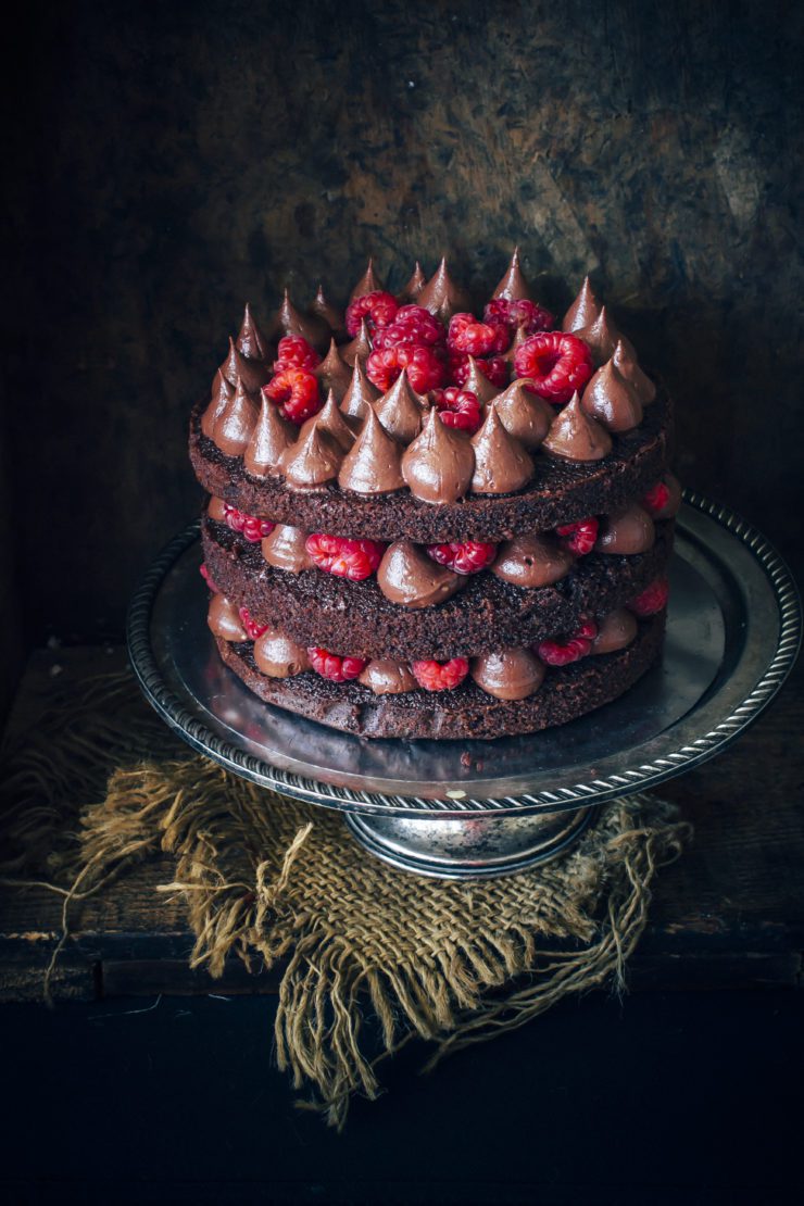 easy chocolate cake with raspberries