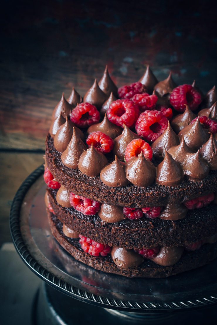 easy chocolate cake with raspberries