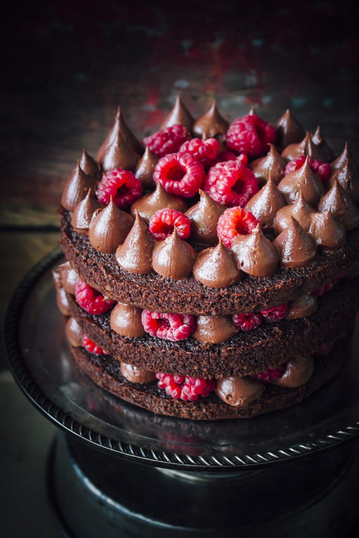 easy chocolate cake with raspberries