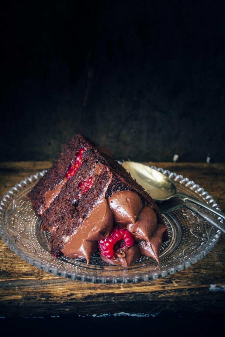 easy chocolate cake with raspberries