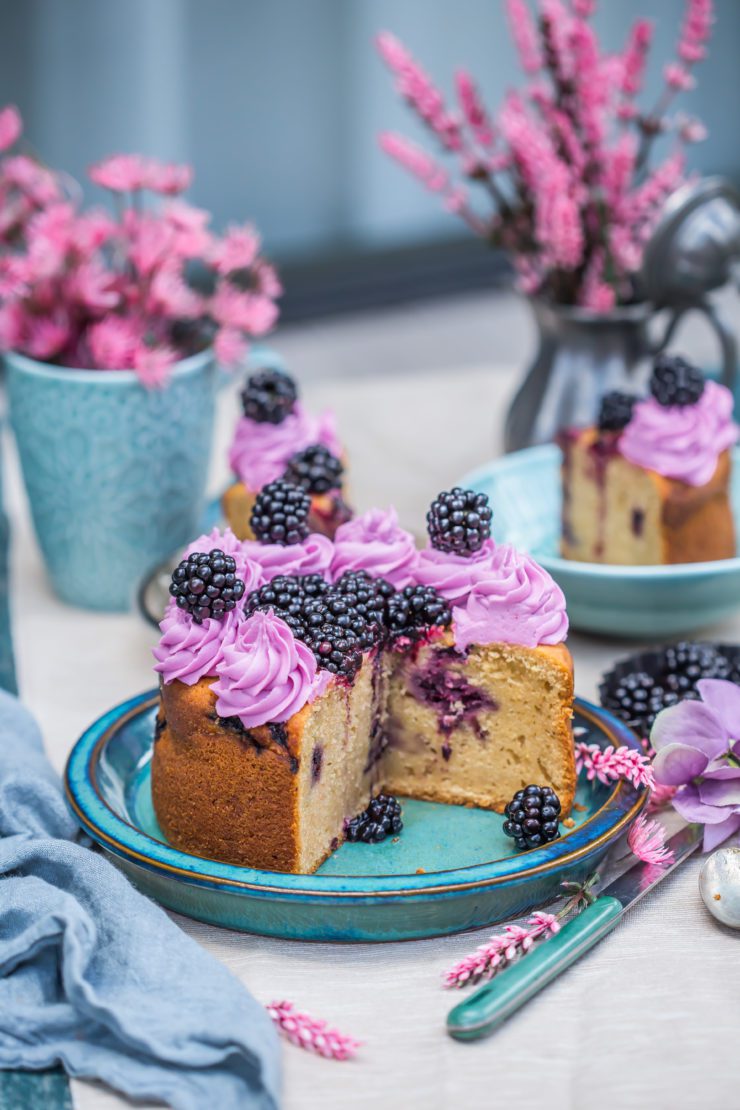 blackberry and cardamom sour cream cake